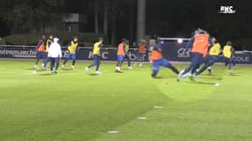 Au ralenti, Eduardo Camavinga se saisit du ballon avec Christopher Nkunku dont la jambe gauche glisse avant de heurter le joueur du Real