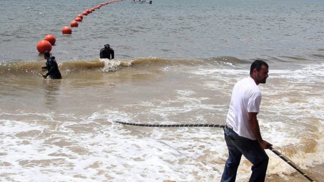 La pêche à la coquille Saint-Jacques en baie de Saint-Brieuc a été fatale au câble sous-marin Flag-1, reliant la Bretagne à l'Angleterre.