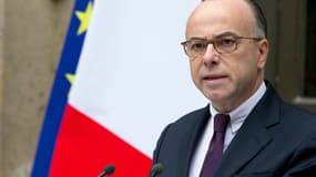 Le ministre de l'Intérieur, Bernard Cazeneuve, a déclaré vendredi que le gouvernement aura "recréé" d'ici 2017 plus de 9.000 emplois de policiers et gendarmes afin de lutter contre le terrorisme, contre 13.000 qui avaient été "perdus" sous la droite - Vendredi 15 janvier 2016