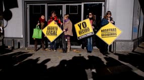 Des femmes manifestent à Madrid le 20 décembre, portant des pancartes "je décide" et "avortement légal".