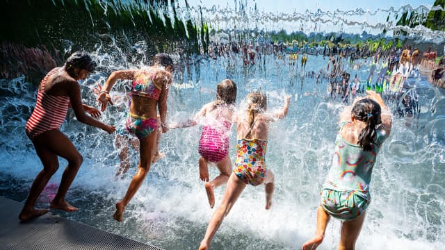 Des fillettes qui se rafraîchissent dans un parc de Washington aux États-Unis le 28 juin 2021