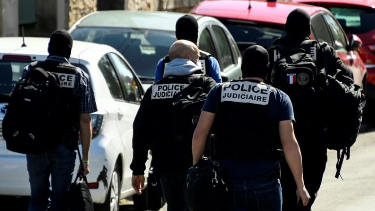 Des membres de la police judiciaire arrivent au commissariat de Rambouillet (France) où une fonctionnaire de police a été tuée le 23 avril 2021