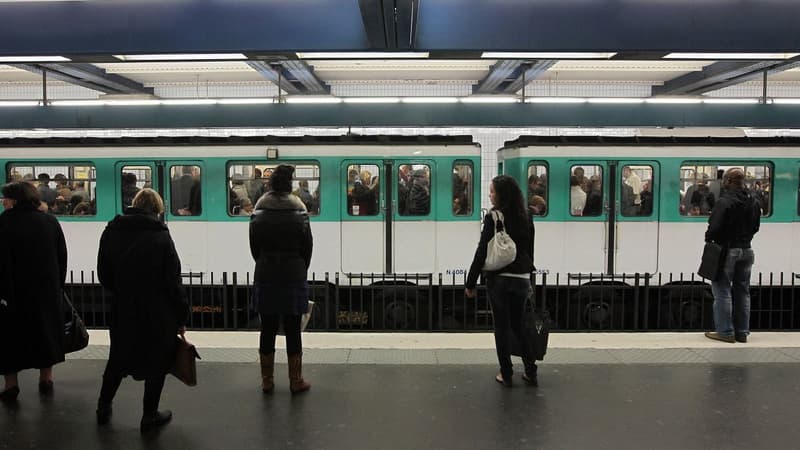 La ligne 4 du métro parisien transporte 700.000 passagers par jour.