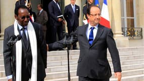 Le président par intérim du Mali Dioncounda Traoré, reçu vendredi par François Hollande à l'Elysée. Adulée au Mali depuis qu'elle a chassé militairement les djihadistes du nord du pays, la France commence à voir son étoile pâlir en raison de son insistanc