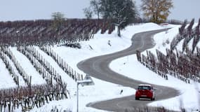 Une voiture roule dans les vignes enneigées près d'Andlau (Bas-Rhin), le 22 novembre 2024.