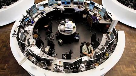 La Bourse de Francfort. Les Bourses européennes ont entamé lundi leur troisième séance de rebond d'affilée, soutenues par la publication au Japon d'une contraction moins forte que prévu du PIB au deuxième trimestre. /Photo prise le 11 août 2011/REUTERS/Al