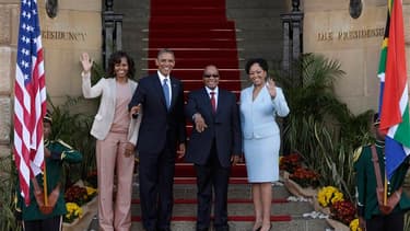Barack Obama et son épouse Michelle, aux côtés du président sud-africain Jacob Zuma et de la Première Dame Thobeka Madiba-Zuma, à Pretoria. Le président américain ne se rendra pas au chevet de Nelson Mandela, hospitalisé dans un état critique. /Photo pris