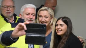 Marine Le Pen en visite à Gennevilliers le 13 avril 2022
