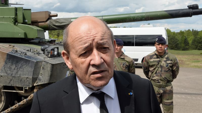 Jean-Yves Le Drian devant un tank Leclerc.