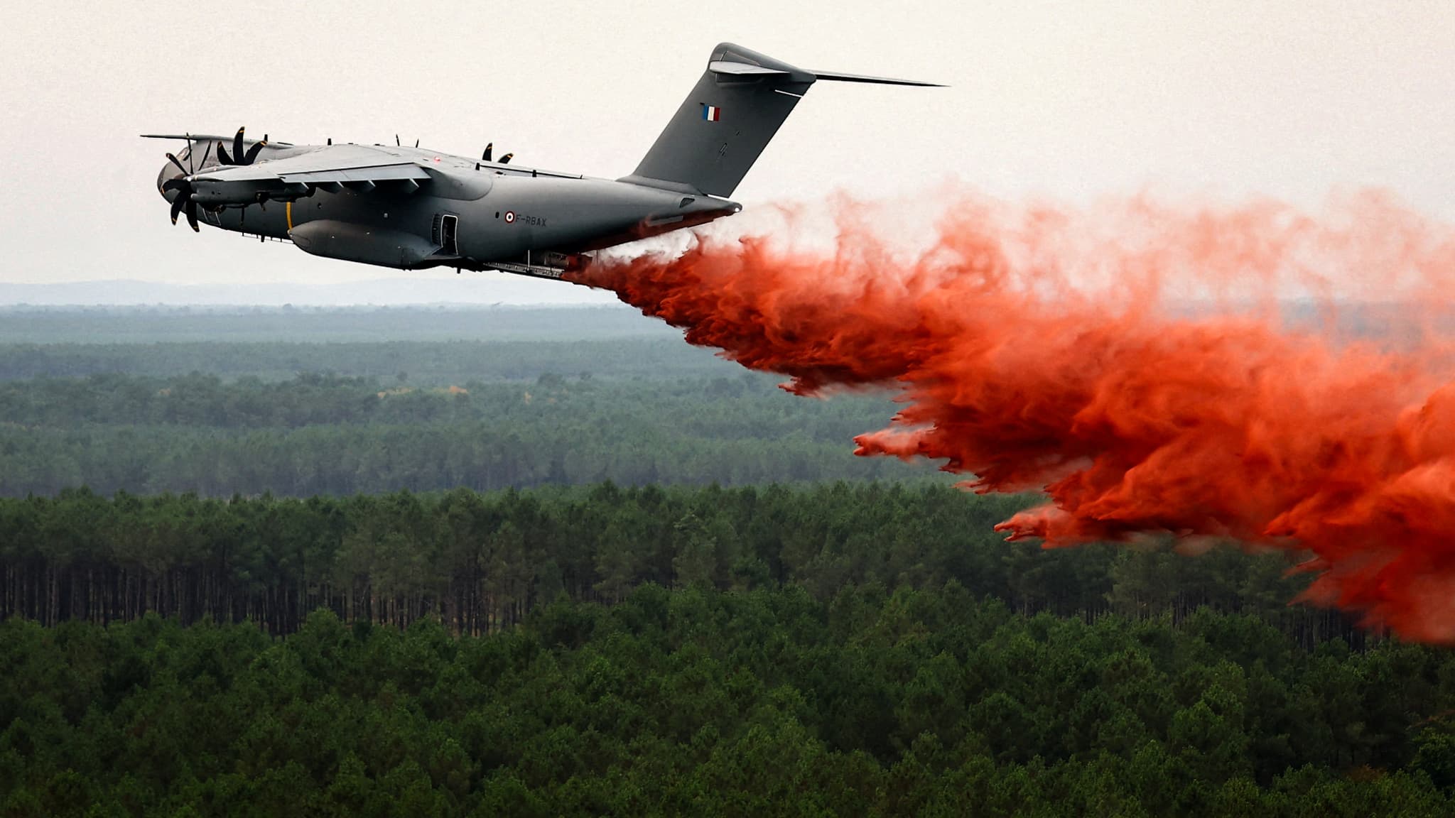 Un avion de transport militaire A400M de l'Armée de l'air française effectuant son tout premier largage de produit ignifuge au-dessus de l'incendie de forêt près de Lacanau, dans le sud-ouest de la France, le 25 juillet 2026. Un avion de transport militaire A400M de l'Armée de l'air française effectuant son tout premier largage de produit ignifuge au-dessus de l'incendie de forêt près de Lacanau, dans le sud-ouest de la France, le 25 juillet 2026.