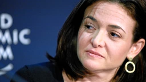 Sheryl Sandberg, considérée comme l'une des femmes les plus puissantes du monde, estime que les femmes doivent prendre confiance en elles pour atteindre les sommets