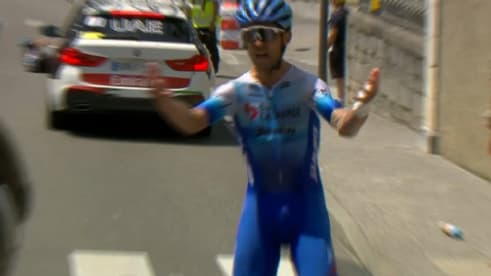 La colère de Jack Bauer après sa chute, le coureur a été piégé entre une moto et une voiture sur la 18e étape du Tour de France La colère de Jack Bauer après sa chute, le coureur a été piégé entre une moto et une voiture sur la 18e étape du Tour de France