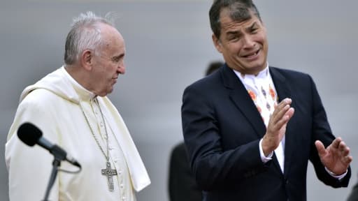 Le pape François écoute le président équatorien Rafael Correa à son arrivée à l'aéroport de Quito le 5 juillet 2015