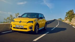 La Renault 5 avec sa batterie 52 kWh promet 410 km d'autonomie. 