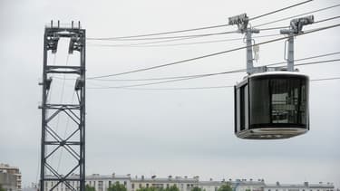 La première cabine du téléphérique urbain de Brest, le premier d'une série en France, a été installée mercredi 17 août. Mise en service prévue en octobre.