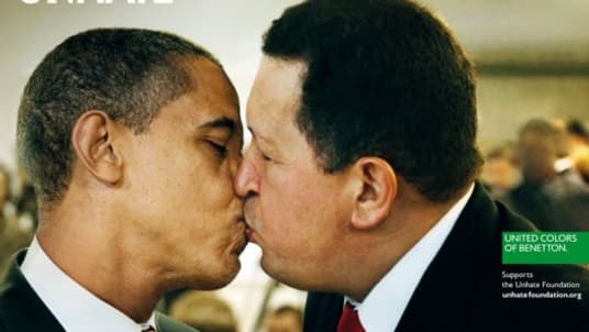 Le président américain Barack Obama (à gauche) embrasse la bête noire sud-américaine des États-Unis, le président vénézuélien Hugo Chavez.