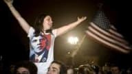Des étudiants rassemblés devant la Maison Blanche à Washington fêtent la victoire du candidat démocrate Barack Obama.