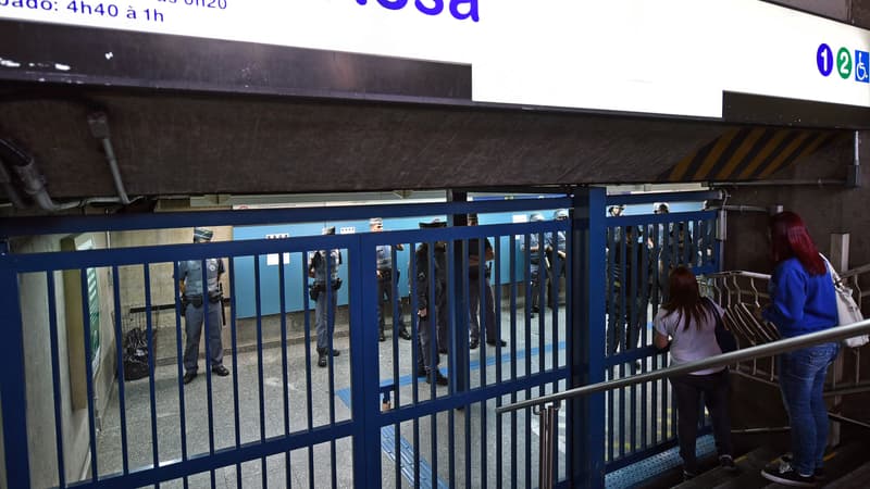 Des policiers dans le métro de Sao Paulo, fermé, le 9 juin 2014.