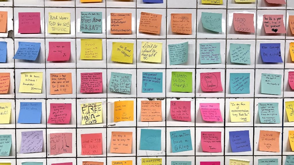 Post-it sur le mur d'une station de métro New Tork, novembre 2024