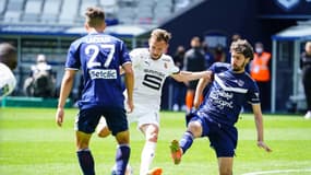Yacine Adli tacle Flavien Tait lors de Bordeaux-Rennes