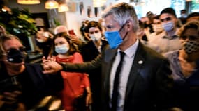 Laurent Wauquiez, réélu président de la région Auvergne-Rhône-Alpes au 2e tour des régionales, salue ses supporters, le 27 juin 2021 à Lyon