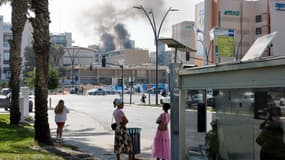De la fumée s'élève de l'hôpital Soroka à Beersheba en Israël après une frappe iranienne le 19 juin 2025