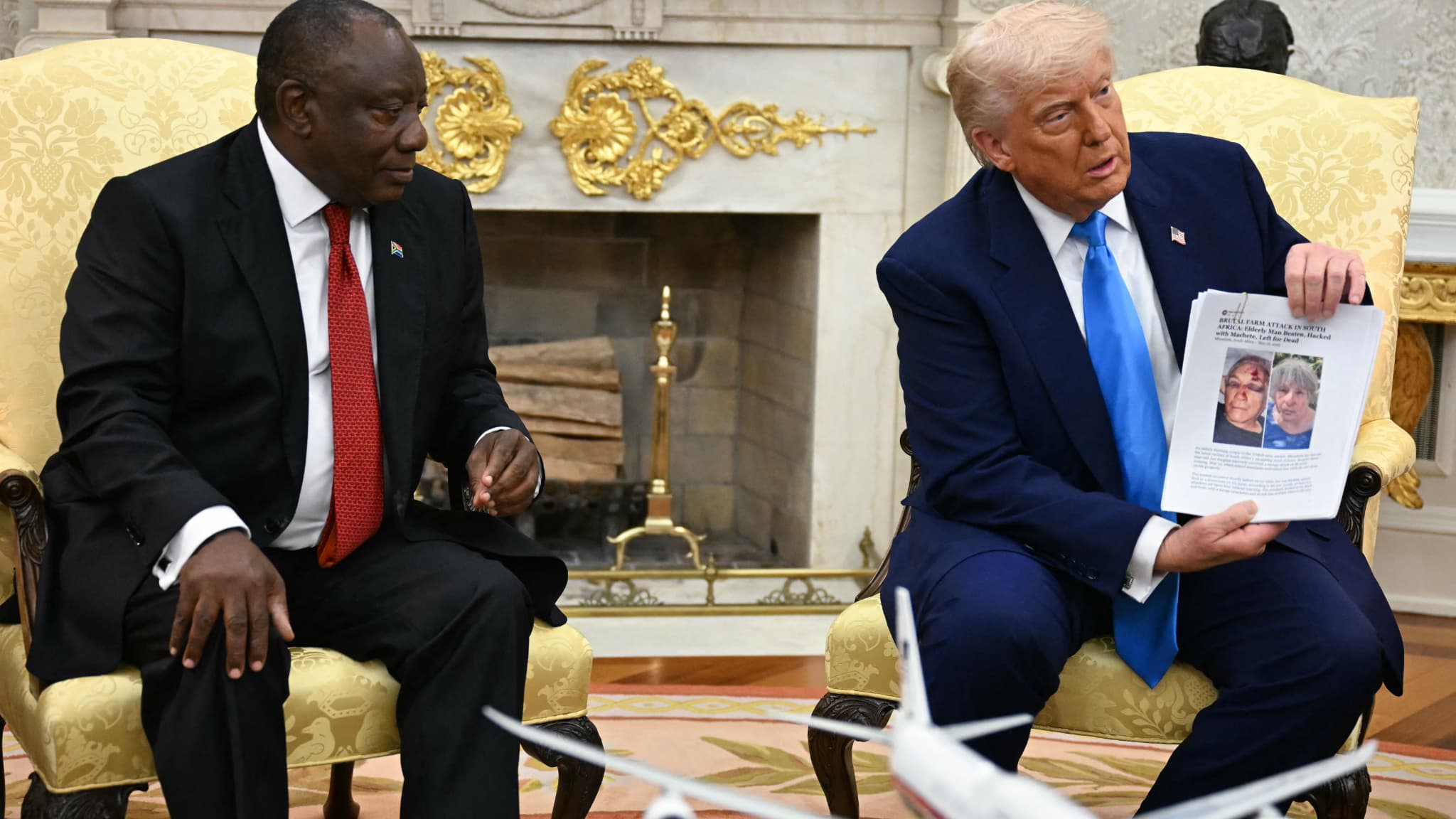 Donald trump diffuse devant le président sud-africain des images censées soutenir les accusations de 