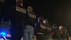 Des dizaines de policiers en colère rassemblés place Masséna à Nice, dans la nuit du 18 au 19 octobre 2016.
