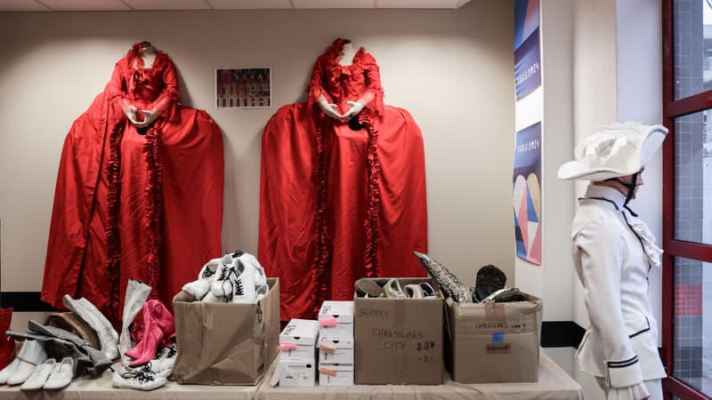Des costumes et accessoires utilisés lors des Jeux Olympiques de Paris 2024, exposés dans le cadre d'une vente exceptionnelle aux professionnels aux puces de Saint-Ouen (Seine-Saint-Denis) le 24 janvier 2025.