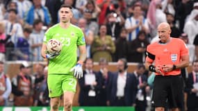 Emiliano Martinez avec l'arbitre pendant la finale du Mondial 2022