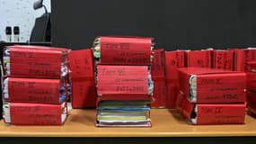 Dans la salle d'audience de la cour criminelle du Morbihan avant le début du procès Le Scouarnec, le 24 février 2025 à Vannes