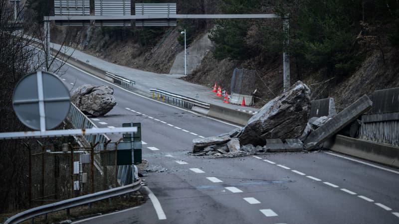 Cette photographie prise le 4 février 2025 près de Moutiers montre un parapet endommagé et des rochers sur la route nationale 90 entre Albertville et Moutiers, trois jours après un glissement de terrain.