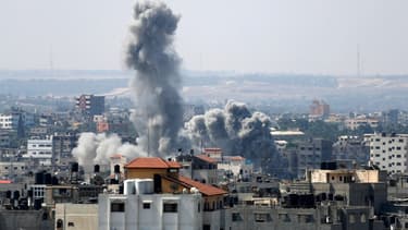De la fumée s'élève au dessus de la ville de Gaza après une frappe israélienne, le 23 août 2014.