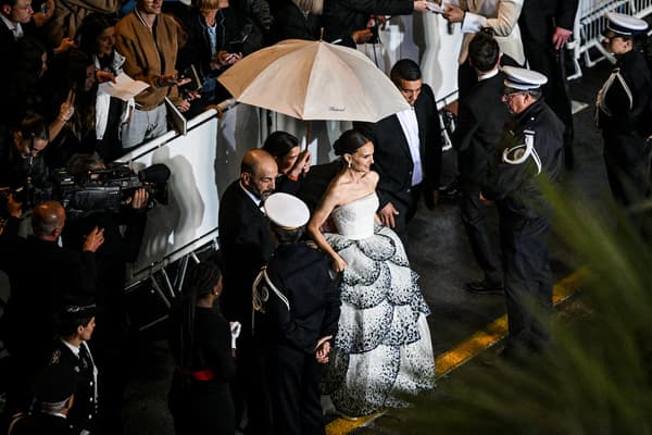 Natalie Portman en robe Dior lors de la diffusion du film "May December" au Festival de Cannes 2023