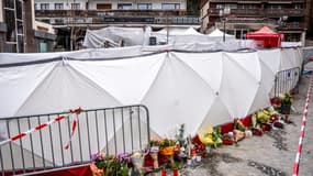 Des fleurs et des bougies déposées près du bar Le Constellation, où un incendie a ravagé l'établissement lors des célébrations du Nouvel An dans la station de ski alpine de Crans-Montana, faisant une quarantaine de morts et plus de cent blessés, à Crans-Montana le 2 janvier 2026.