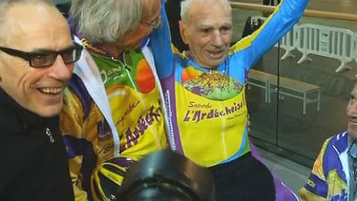 Robert Marchand juste après avoir battu son record, le 31 janvier 2014 à Saint-Quentin-en-Yvelines.