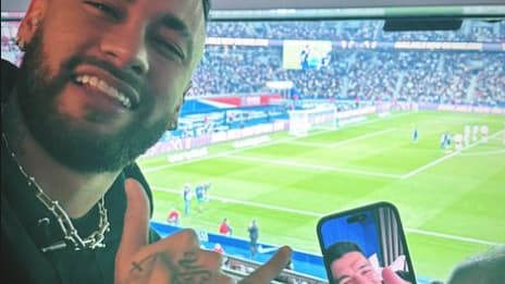 Sugli spalti del Parco dei Principi, Neymar ha lanciato un incontro con Suarez per tifare Messi