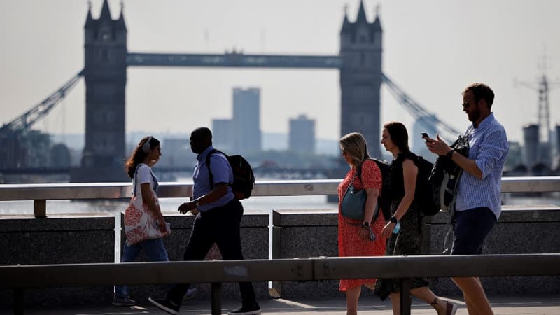 Des passants traversant le London Bridge à Londres le 19 juillet 2021.