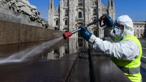 Un agent de nettoyage à Milan pendant la pandémie de coronavirus, le 31 mars 2020 (photo d'illustration)
