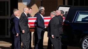 Des agents du Secret Service portent le cercueil de l'ancien président Jimmy Carter, mort le 29 décembre à l'âge de 100 ans