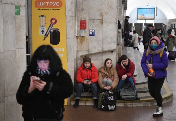 Des Ukrainiens dans le métro de Kiev, le 24 février 