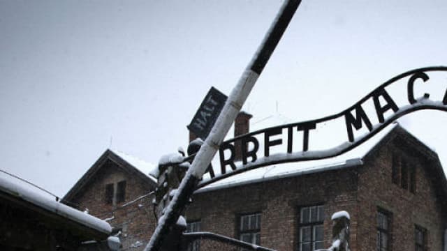 L'entrée de l'ancien camp de concentration nazi Auschwitz-Birkenau, à Oswiecim, en Pologne.