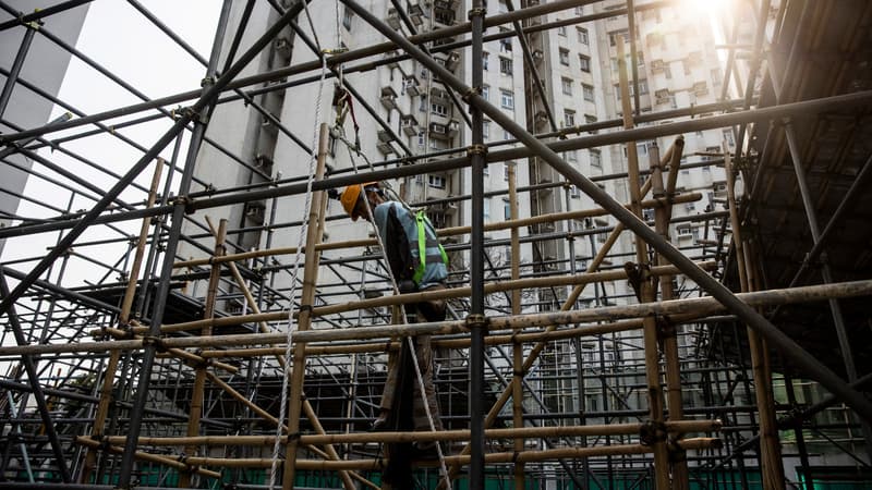 A Hong Kong, des échafaudages en bambou pour construire les gratte-ciels