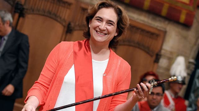 La militante de gauche Ada Colau a été investie ce samedi maire de Barcelone.