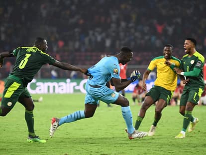Edouard Mendy et les Sénégalais après leur victoire aux tirs au but face à l'Egypte en finale de la CAN.