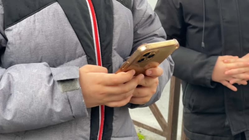 "Pour se coucher, 30% des enfants sont sur le téléphone": les 8-10 ans toujours plus nombreux à avoir un smartphone