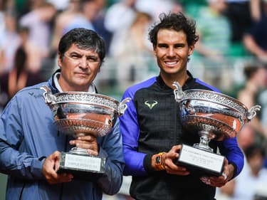 Toni Nadal (à gauche) et Rafael Nadal (à droite) posent pour les photographes après sa victoire en finale lors de Roland-Garros, le 11 juin 2017 à Paris.