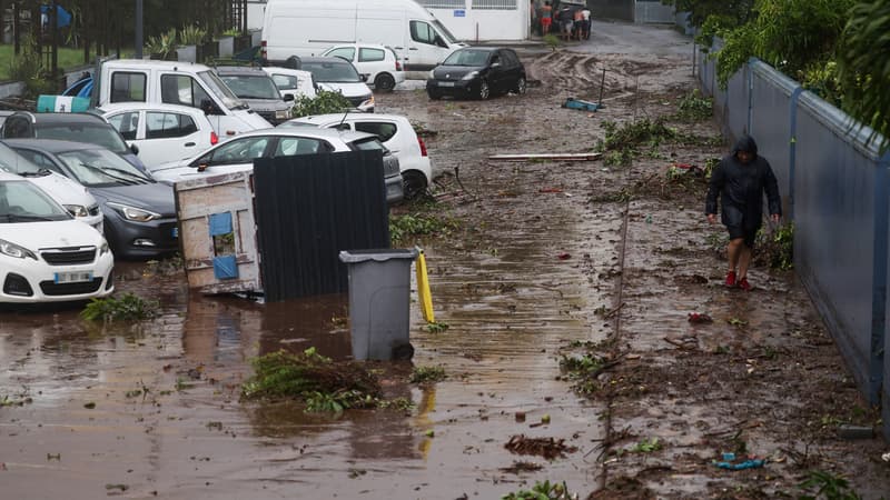 Un homme marche dans une rue touchée par le cyclone Garance à Saint-Denis de la Réunion, sur l'île française de La Réunion, le 28 février 2025.
