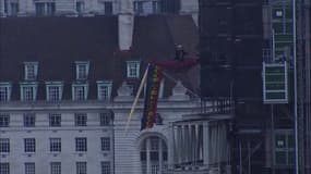 À Londres, un militant d'Extinction Rebellion parvient à grimper sur l'échafaudage qui entoure Big Ben pour déployer une banderole