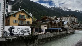 Des chalets et appartements dans le centre-ville de Chamonix, le 24 avril 2025 en Haute-Savoie.